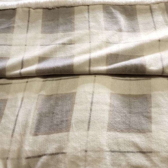 INDIGO Plush White Reversible New Blanket/Throw - Picture 3 of 8